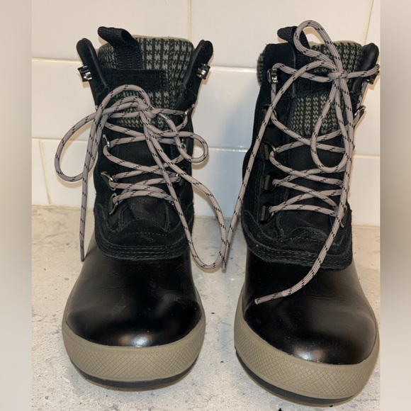 Xtratuf Woman’s lace up deck boots.9.5 Black - Picture 3 of 5